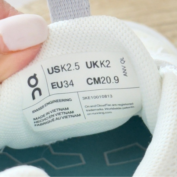 On Clouds THE ROGER Velcro Kid's Trainers Size 2.5 - Picture 9 of 11